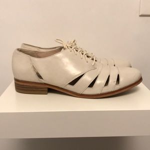 Clarks | Women’s Cream Oxfords w/ cutouts 7.5